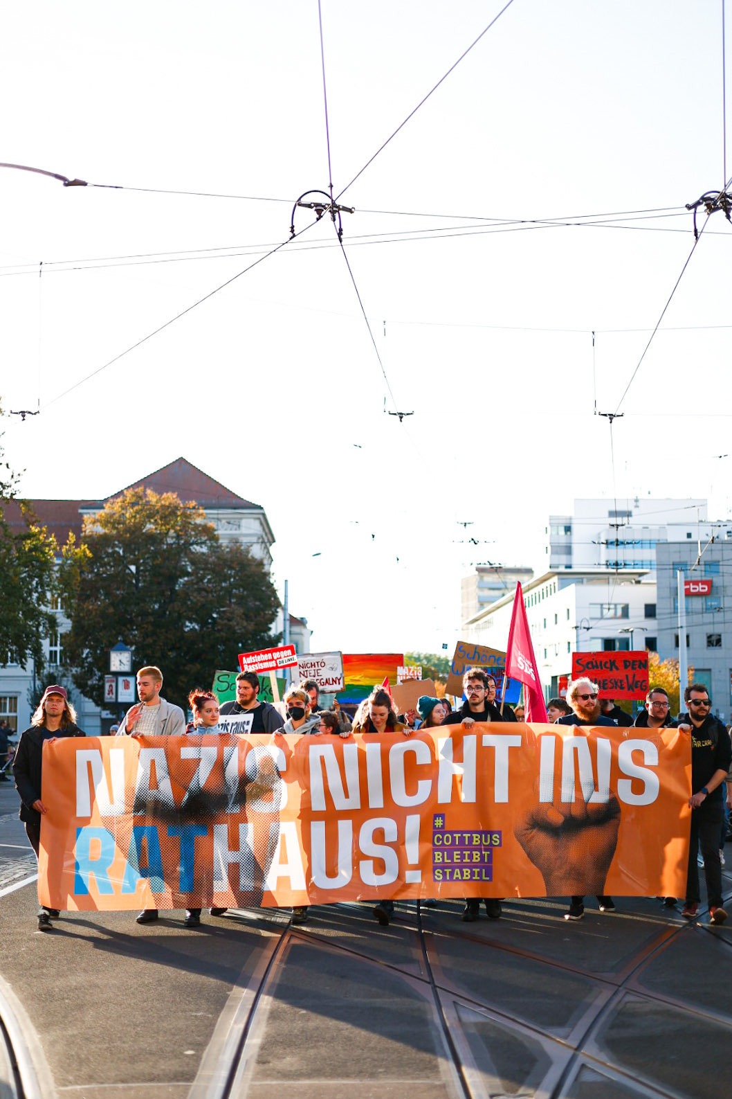 Auf dem Foto ist eine Demonstration zu sehen, die sich gegen rechte Ideologien richtet