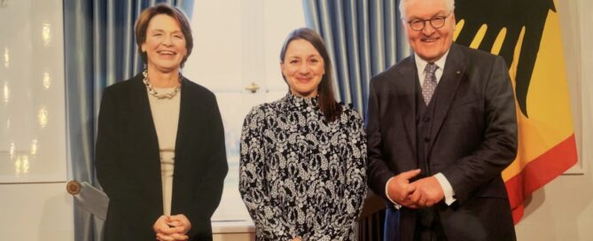 Im Bild sind drei Personen zu sehen: Bundespräsident Frank-Walter Steinmeier und seine Ehefrau Elke Bündenbender sowie in der Mitte Romy Hoppe