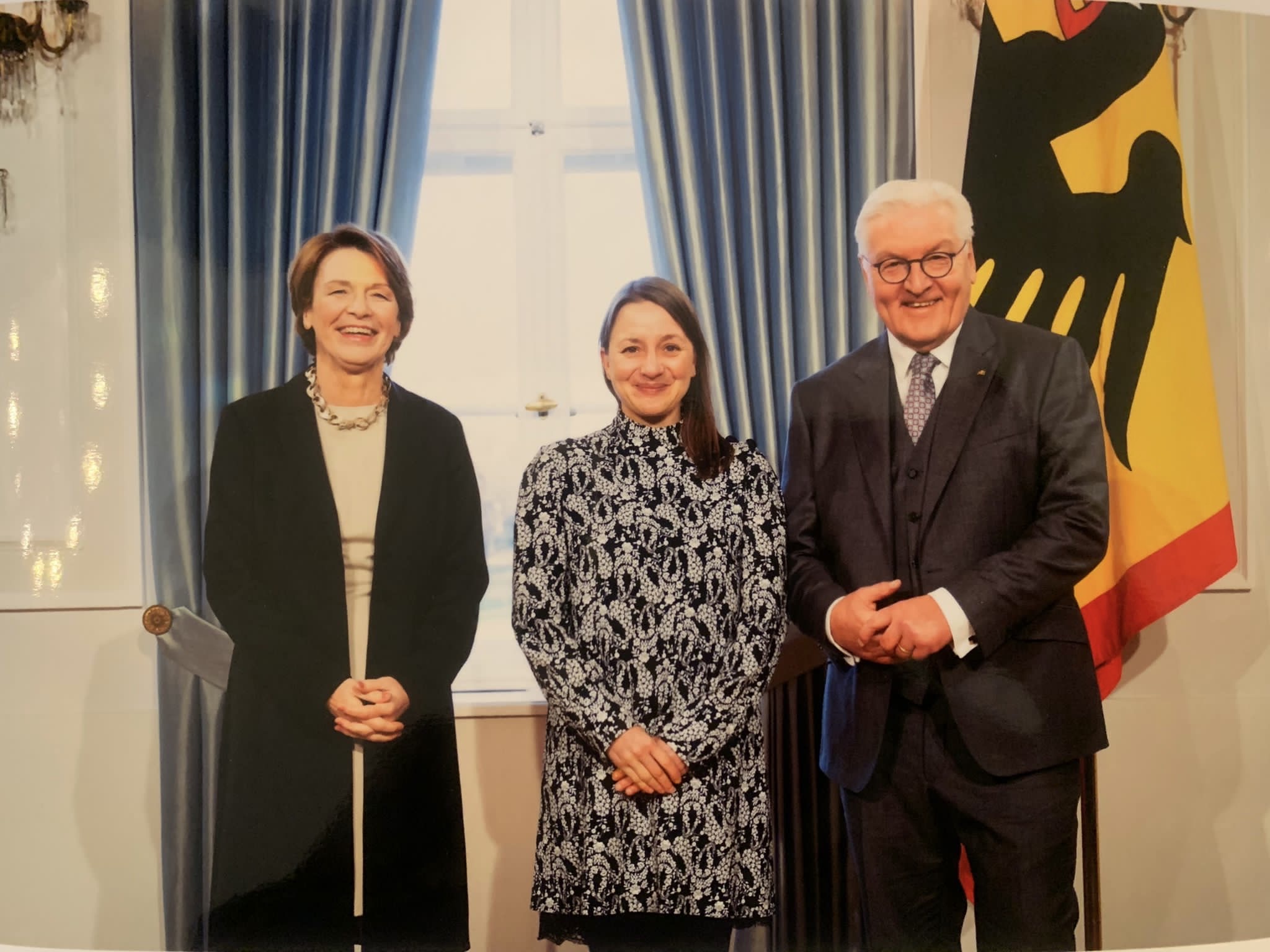 Im Bild sind drei Personen zu sehen: Bundespräsident Frank-Walter Steinmeier und seine Ehefrau Elke Bündenbender sowie in der Mitte Romy Hoppe