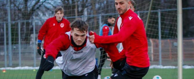 Das Foto zeigt den Fußballspieler Filip Kusic in Aktion.