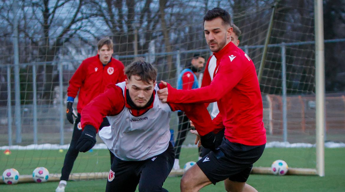Das Foto zeigt den Fußballspieler Filip Kusic in Aktion.
