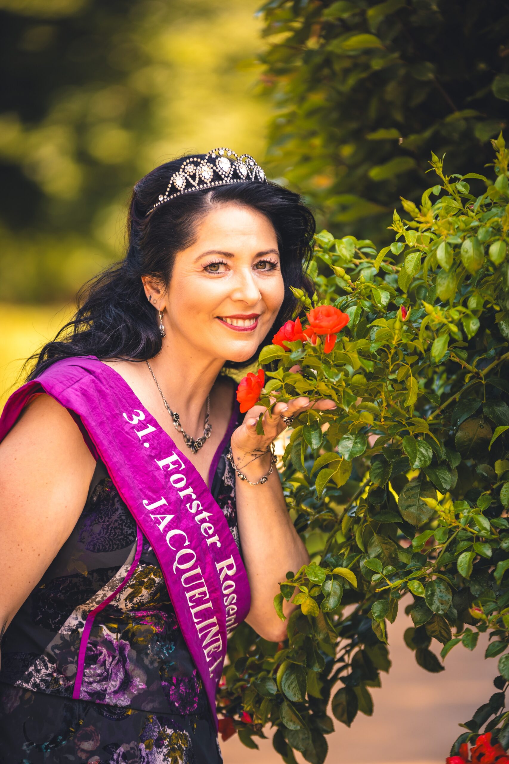rosenkoenigin Auf dem Foto ist Jacqueline die Erste zu sehen, die aktuelle Forster Rosenkönigin