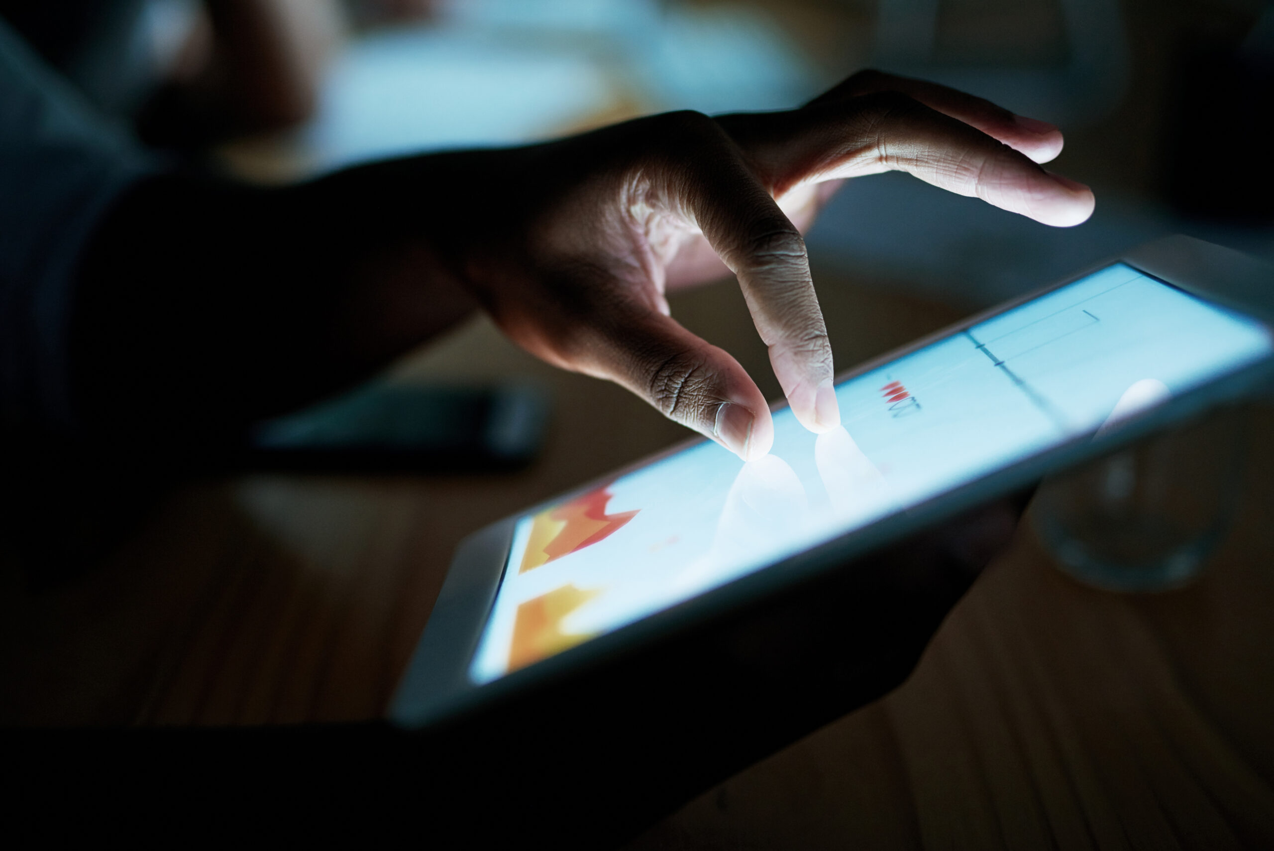 shot-of-an-unrecognisable-businesswoman-using-a-di-2023-11-27-05-13-21-utc Auf dem Foto ist ein Tablet zu sehen, das gerade mit einer Hand bedient wird.
