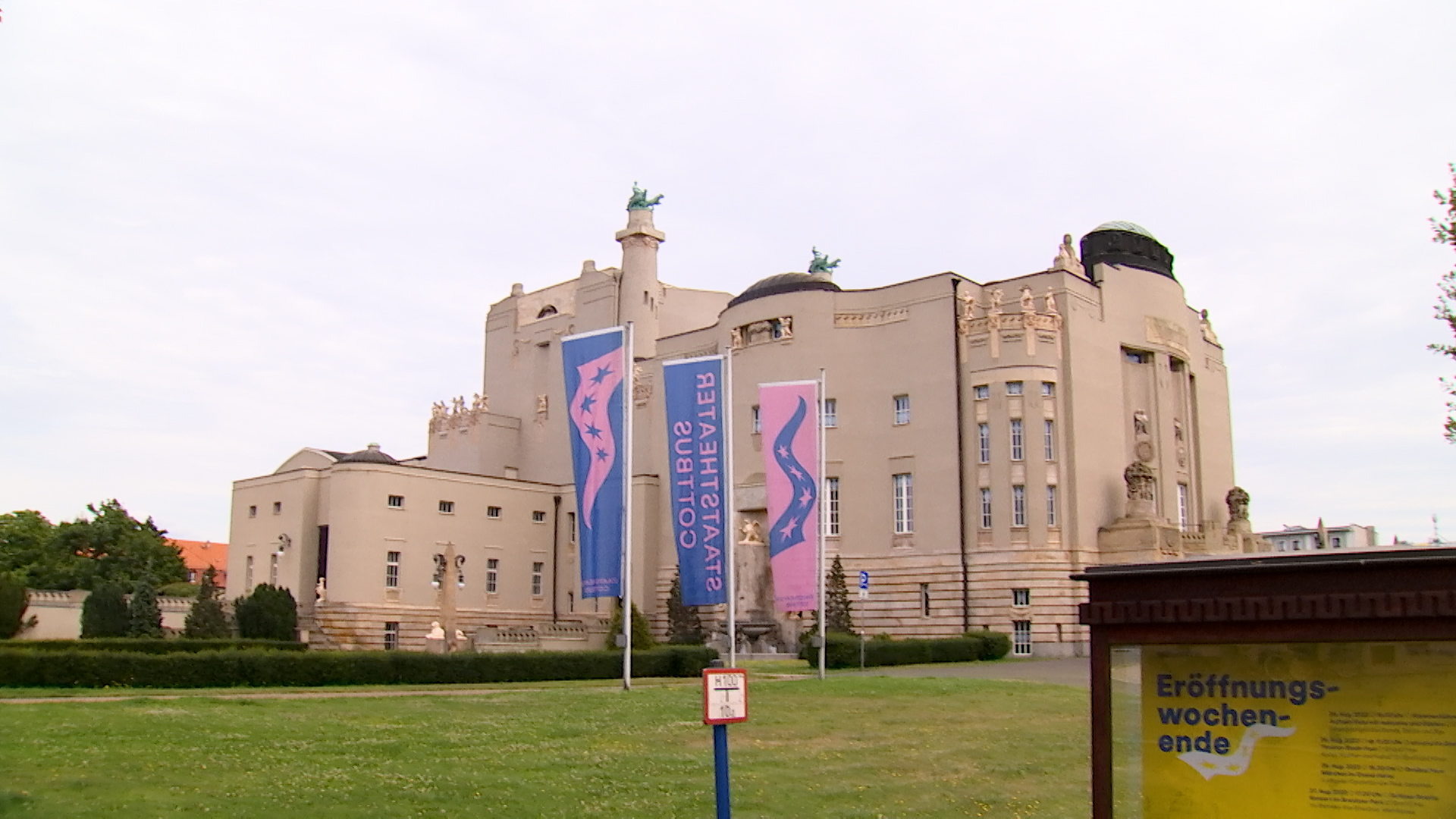 Das Foto zeigt das Staatstheater Cottbus von außen.