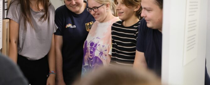 Das Foto zeigt fünf junge Menschen bei einer Theaterprobe