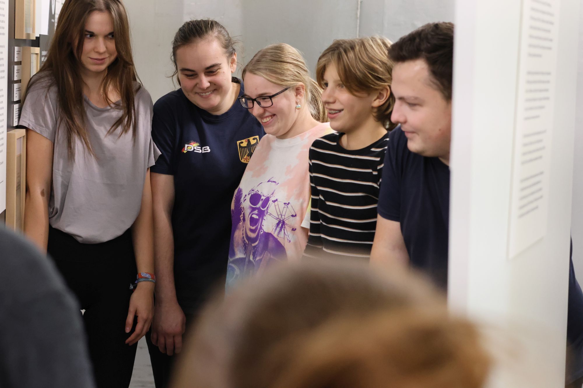 Das Foto zeigt fünf junge Menschen bei einer Theaterprobe