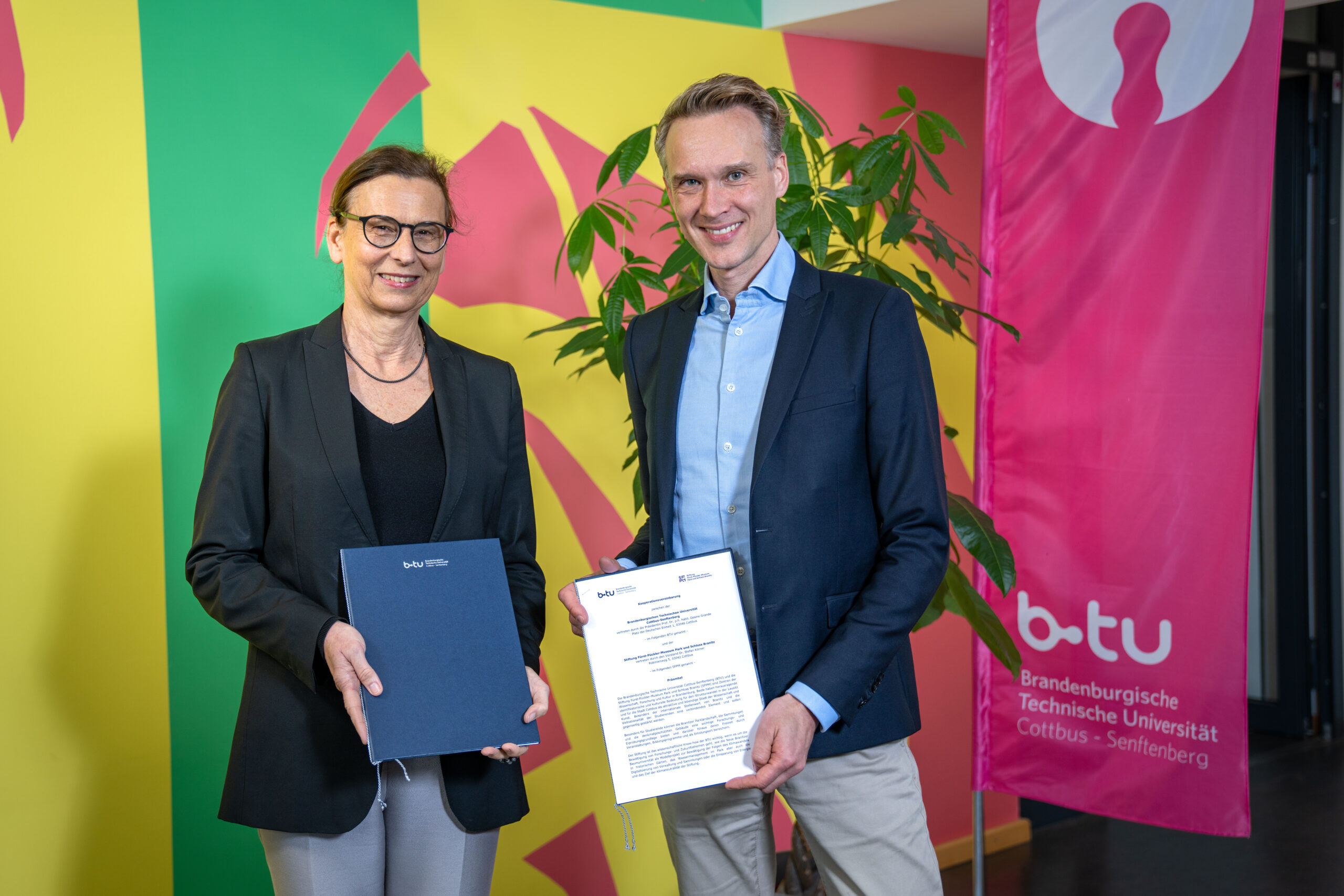 Kooperation_BTU_SFPM_03_ST_l Frau und Mann unterzeichnen Vertrag