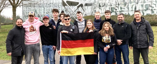 Jugendliche mit einer Deutschlandflagge in der Hand