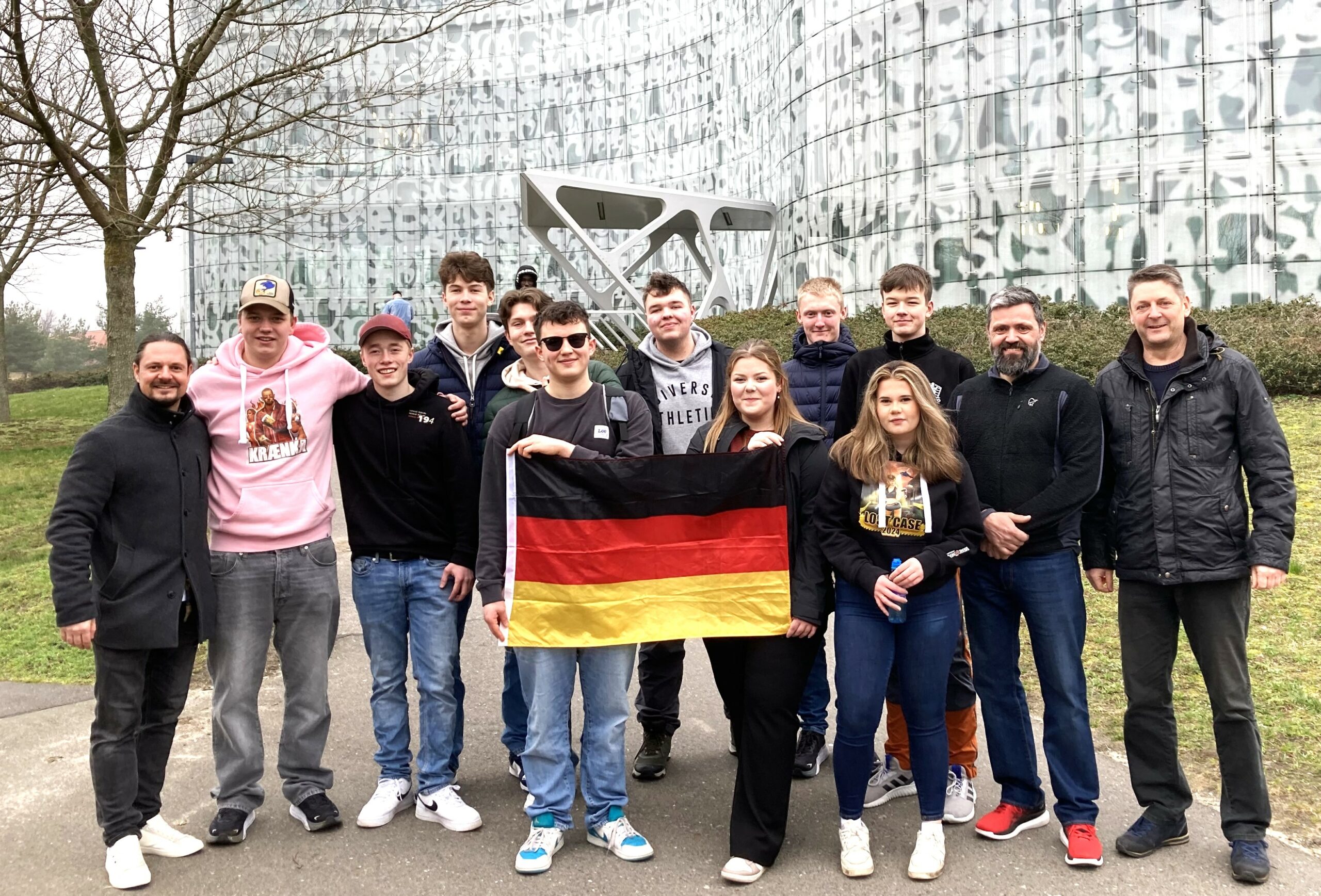 Jugendliche mit einer Deutschlandflagge in der Hand