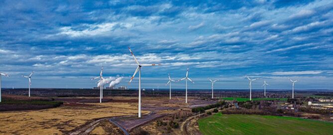 Blauer Himmel, Windräder im Hintergrund