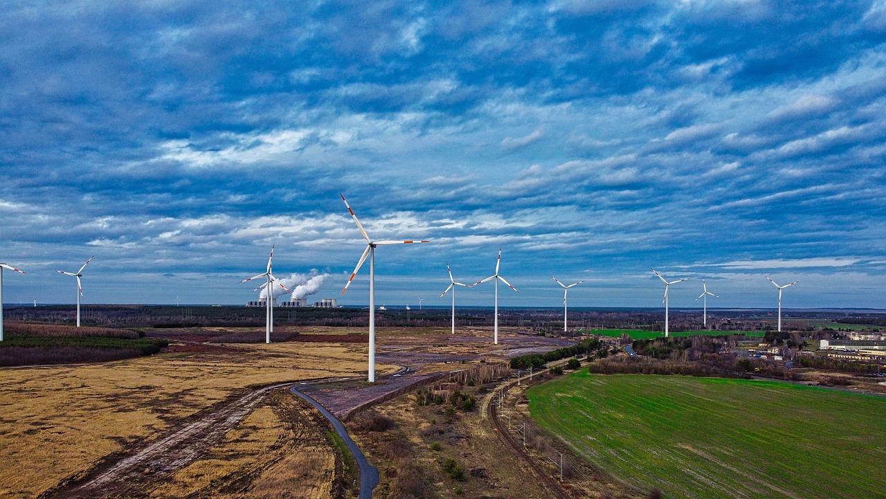 Strukturwandel Blauer Himmel, Windräder im Hintergrund
