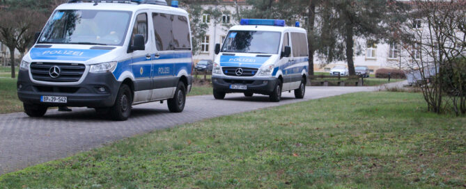 Polizeiautos stehen auf der Straße