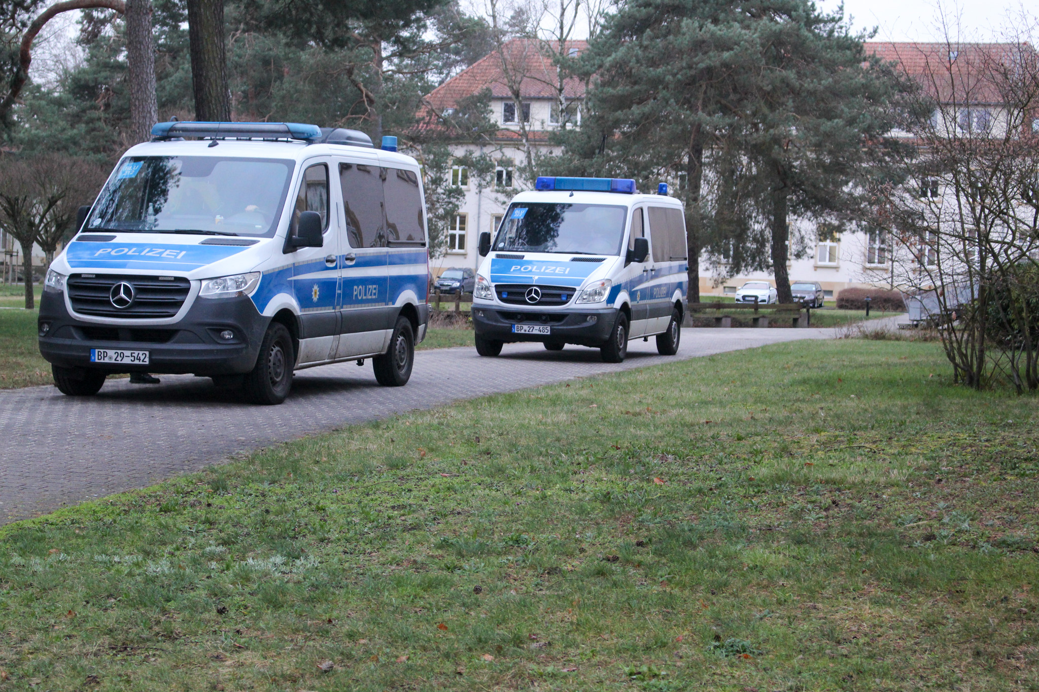 Polizeiautos stehen auf der Straße