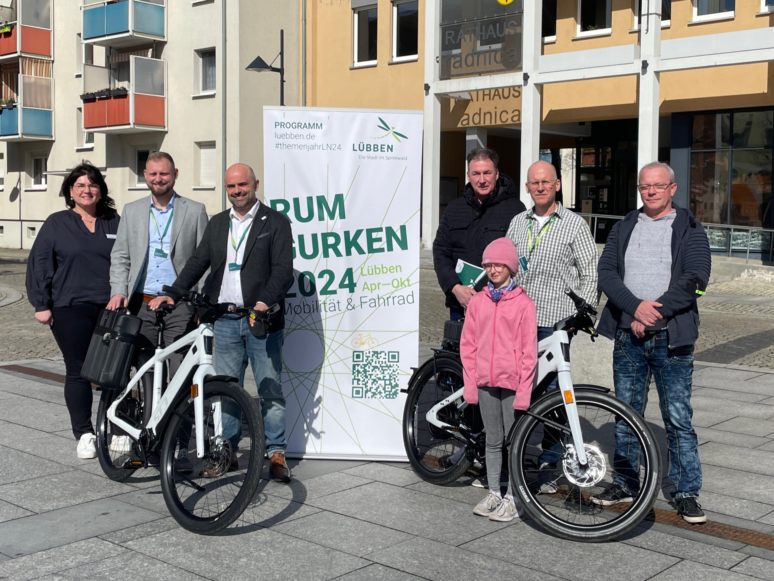 Fahrräder stehen neben Menschen auf dem Lübbener Marktplatz