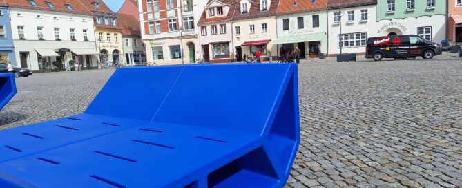 Blaue Sitzgelegenheit auf dem Senftenberger Marktplatz