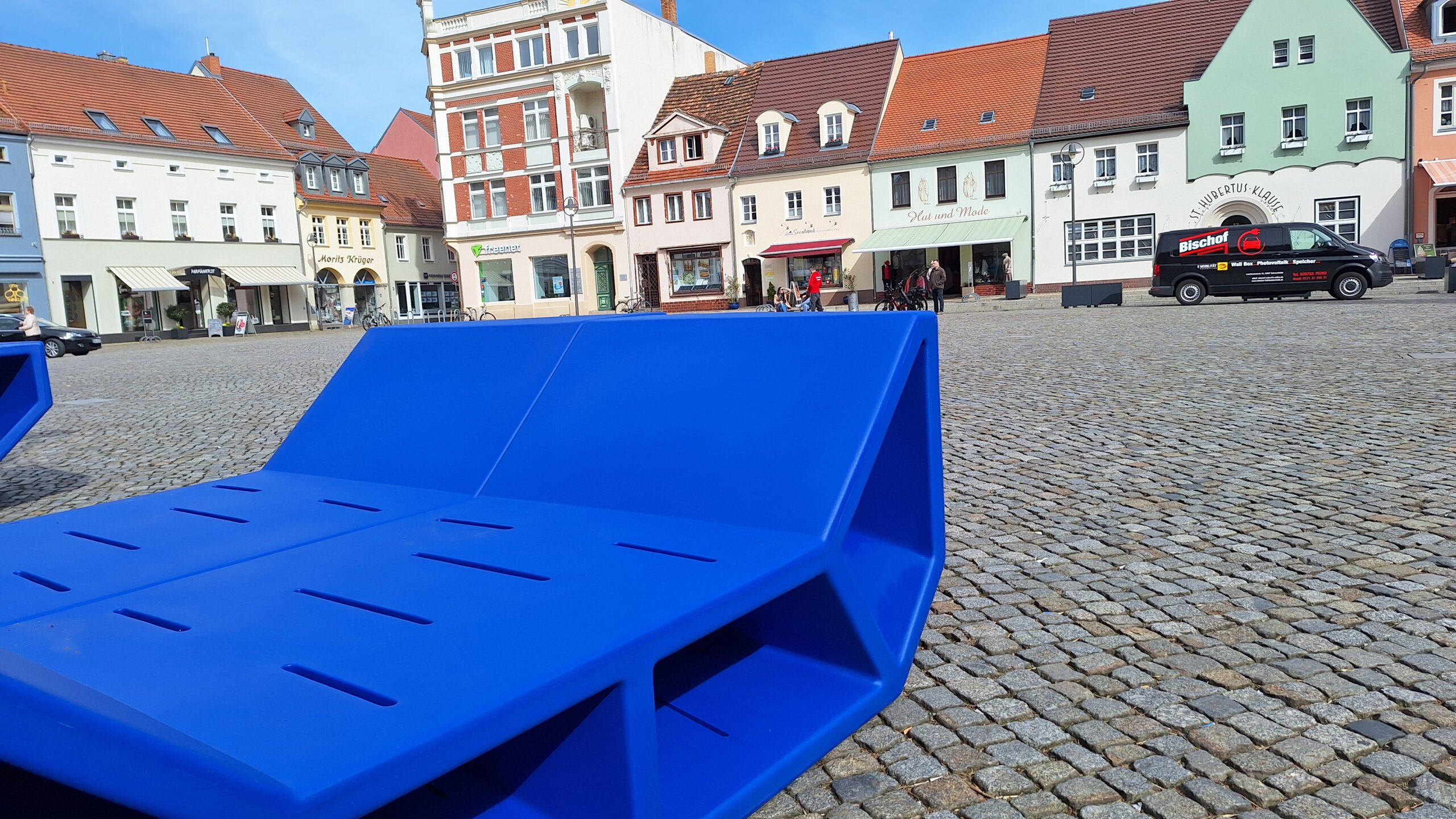 Blaue Sitzgelegenheit auf dem Senftenberger Marktplatz