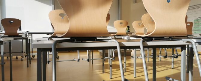 Klassenraum mit hochgestellten Stühlen
