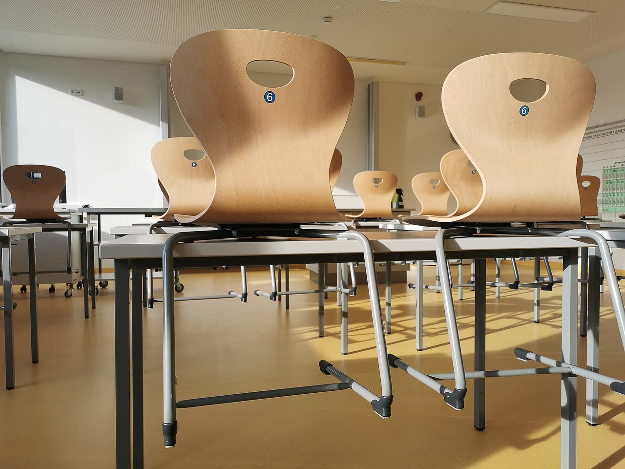 Klassenraum mit hochgestellten Stühlen