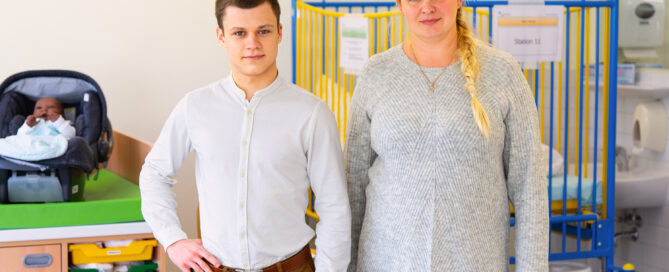 Das Foto zeigt eine Ukrainerin und einen Ukrainer im Ausbildungsraum am CTK.