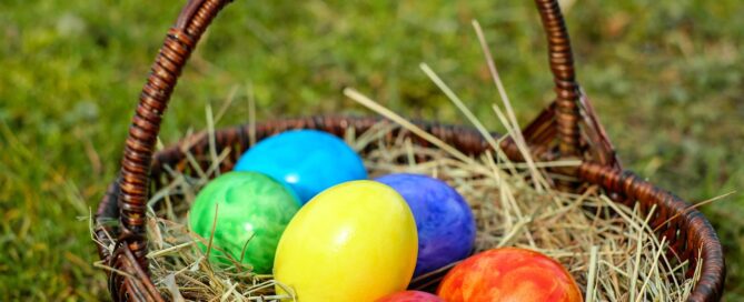 bunte Ostereier im Körbchen