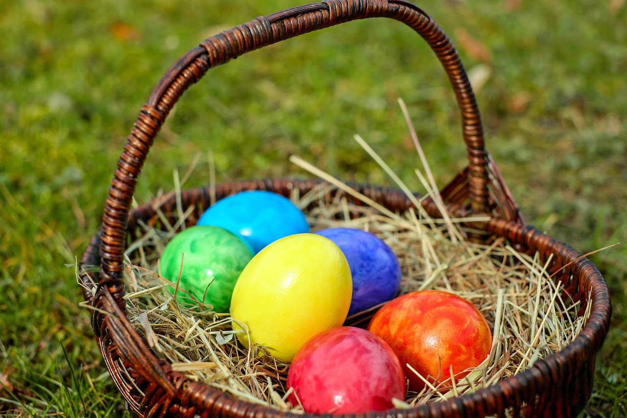 bunte Ostereier im Körbchen