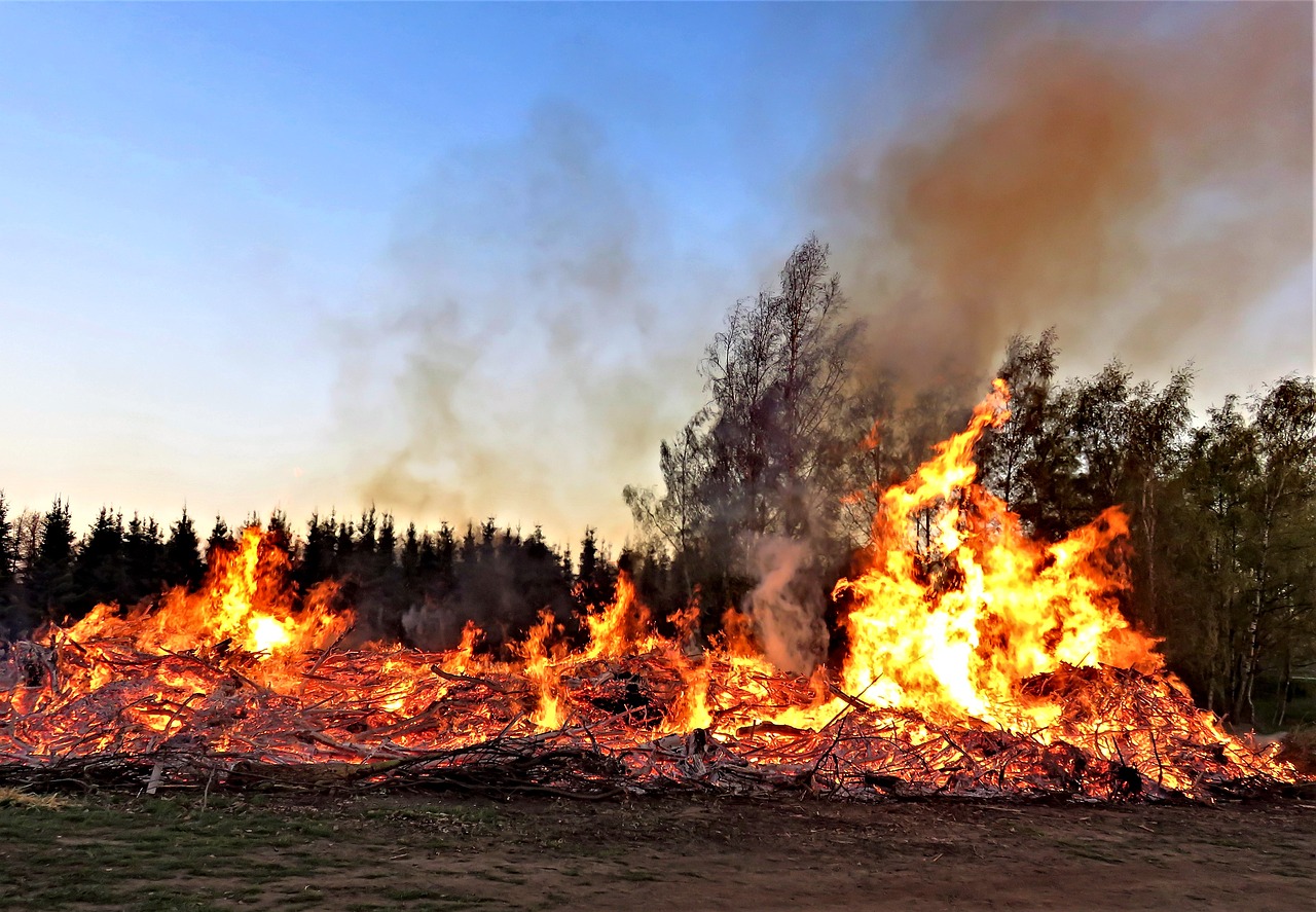 Osterfeuer brennt