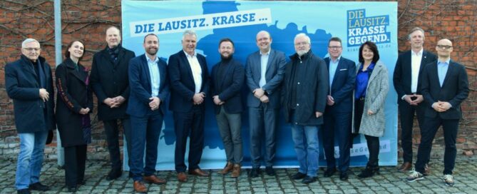 Das Foto zeigt eine Delegation aus Polen vor einem Banner der Wirtschaftsregion Lausitz.