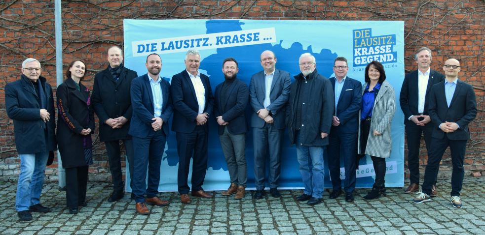 Das Foto zeigt eine Delegation aus Polen vor einem Banner der Wirtschaftsregion Lausitz.