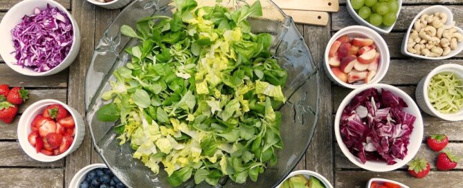 Salate stehen nebeneinander