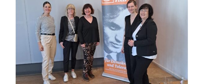 Die Auszeichnung nahmen in Oranienburg entgegen (v.l.n.r.): Diana Mitrach (Elternsprecherin Erwin-Strittmatter-Gymnasium Spremberg), Elke Franke (Stadtverordnete), Regine Branzke (ehem. Leiterin Astrid-Lindgren-Grundschule Spremberg), Jette Förster (Pfarrerin, Initiatorin Bündnis #unteilbar Spremberg).