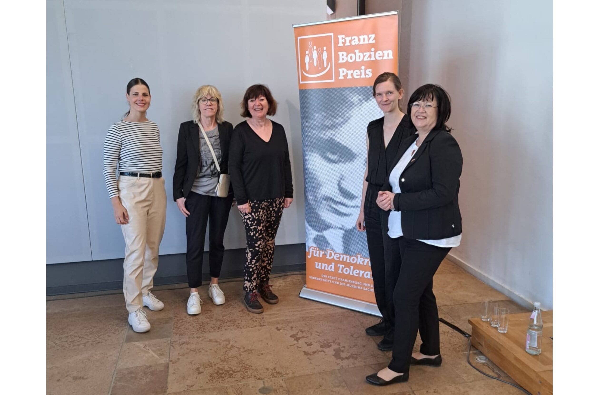 Die Auszeichnung nahmen in Oranienburg entgegen (v.l.n.r.): Diana Mitrach (Elternsprecherin Erwin-Strittmatter-Gymnasium Spremberg), Elke Franke (Stadtverordnete), Regine Branzke (ehem. Leiterin Astrid-Lindgren-Grundschule Spremberg), Jette Förster (Pfarrerin, Initiatorin Bündnis #unteilbar Spremberg).