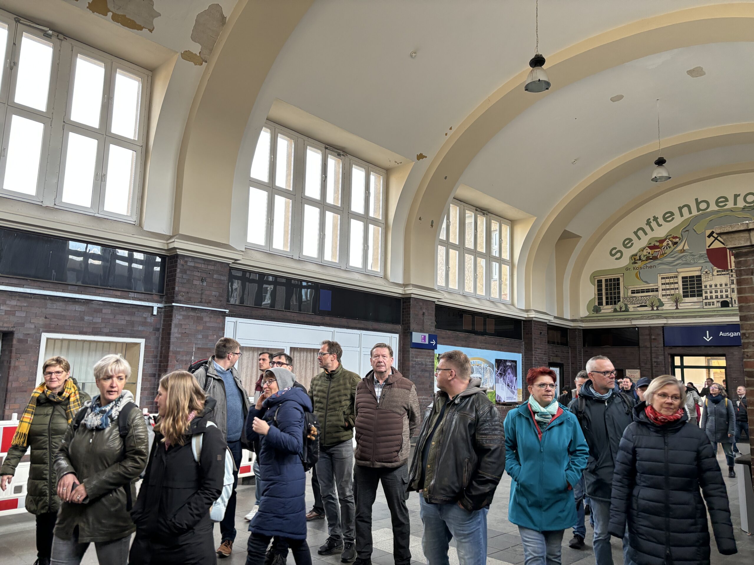 Menschen in Bahnhofshalle in Senftenberg.