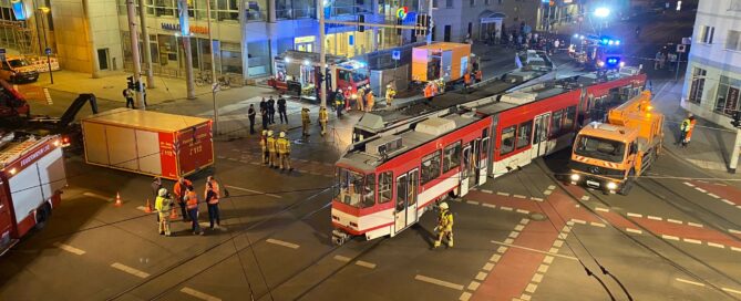 Es ist nacht. Zwei Straßenbahnen stoßen in Cottbus zusammen