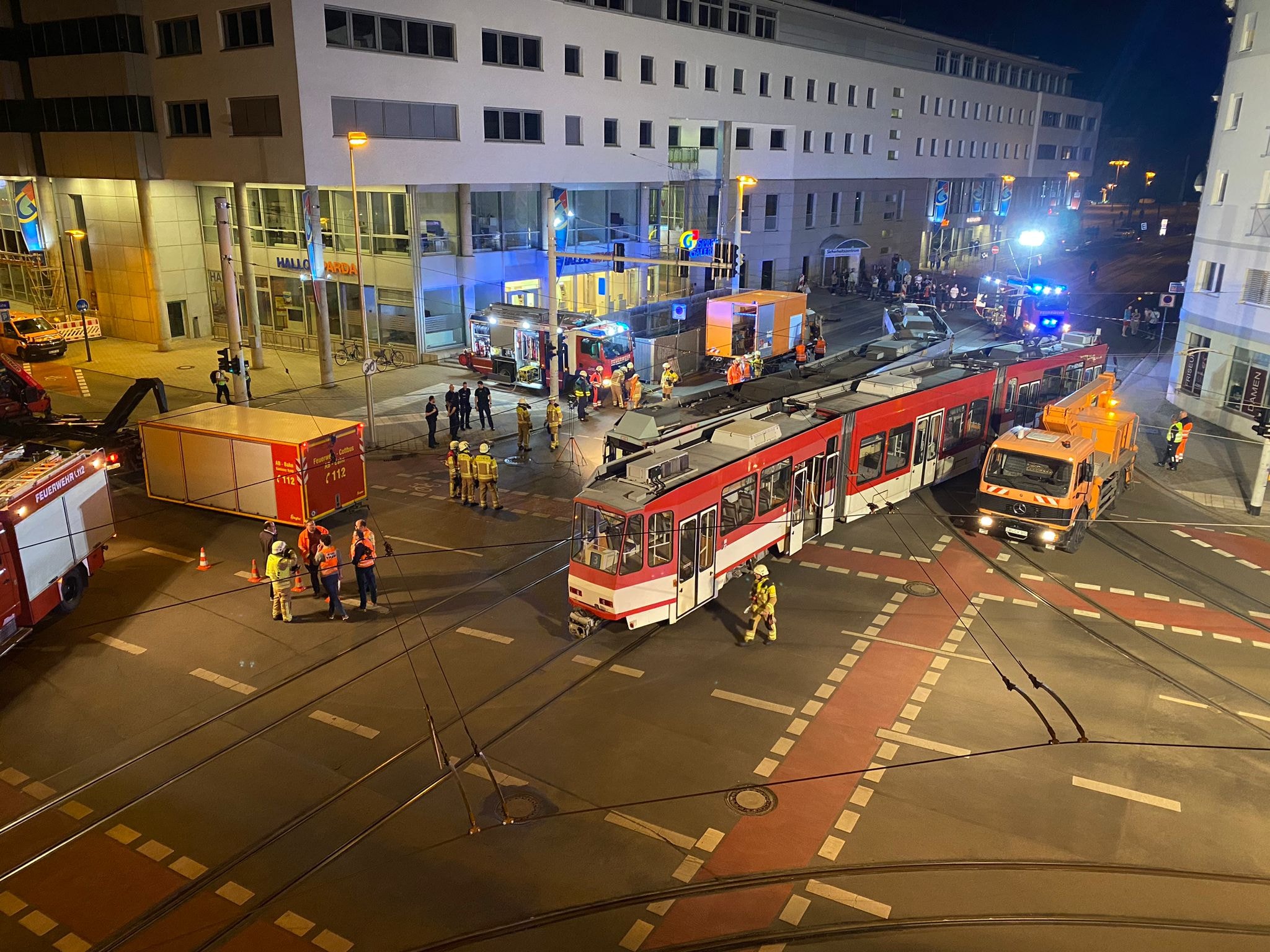 Es ist nacht. Zwei Straßenbahnen stoßen in Cottbus zusammen