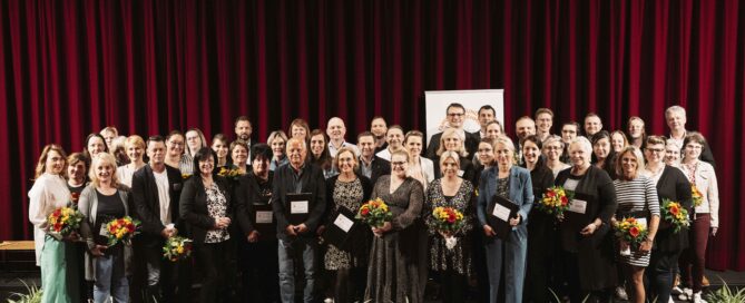 Gruppenfoto der Preisverleihung mit allen Preisträgerinnen und Preisträgern