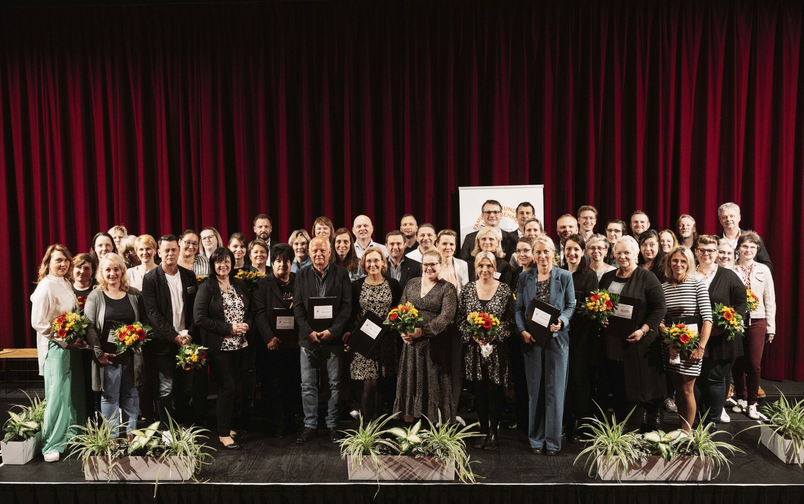 Gruppenfoto der Preisverleihung mit allen Preisträgerinnen und Preisträgern