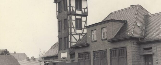 Das Foto zeigt das Gebäude der Freiwilligen Feuerwehr Ströbitz vor 1960