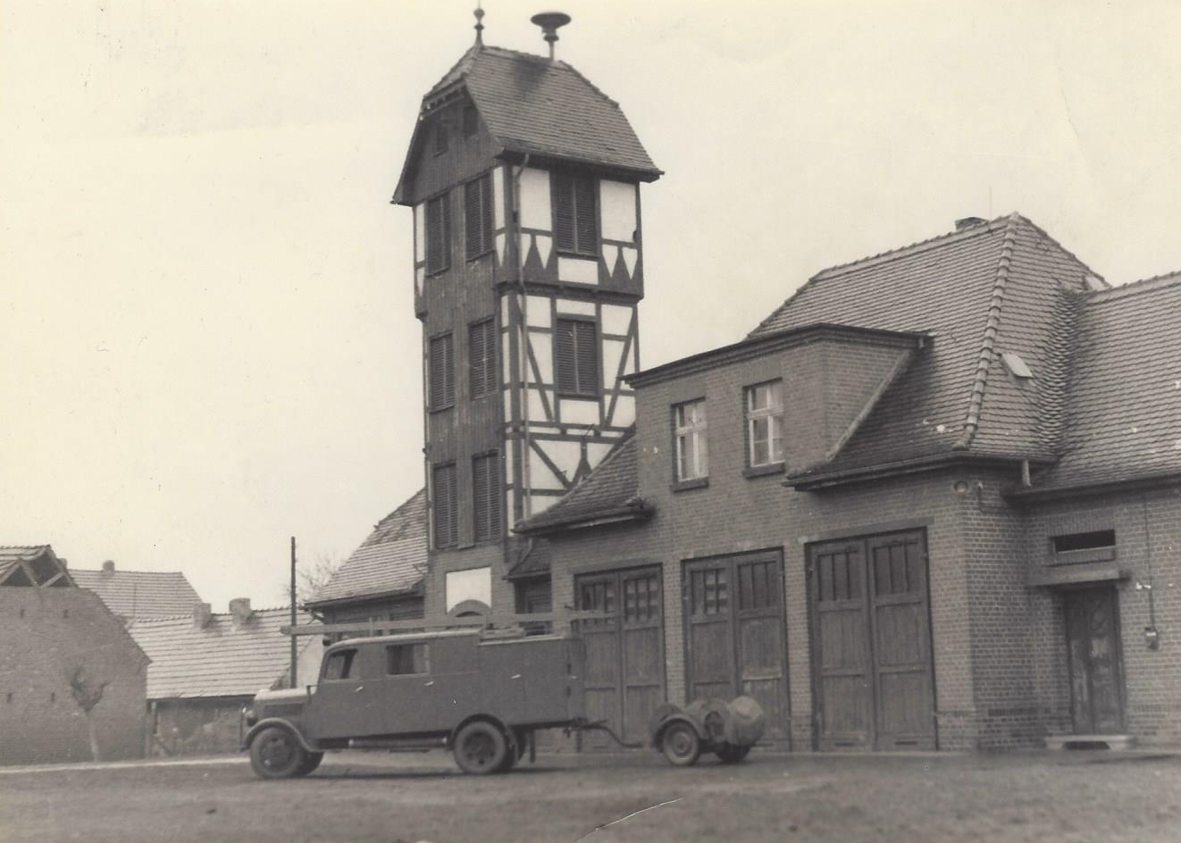 Das Foto zeigt das Gebäude der Freiwilligen Feuerwehr Ströbitz vor 1960