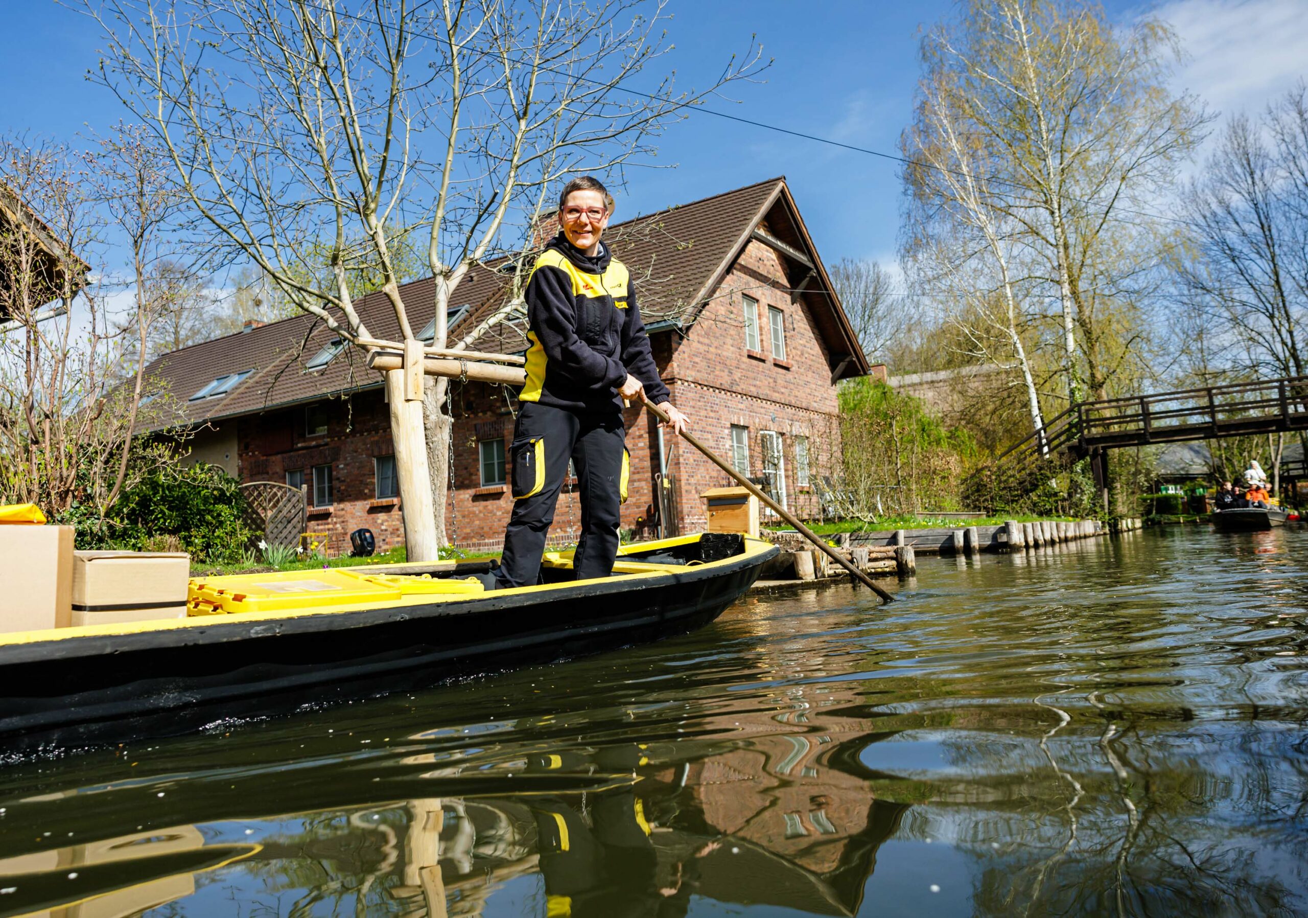Saisoneröffnung der Spreewaldkahnzustellung Fließ im Spreewald. Auf dem Kahn steht eine Postfrau