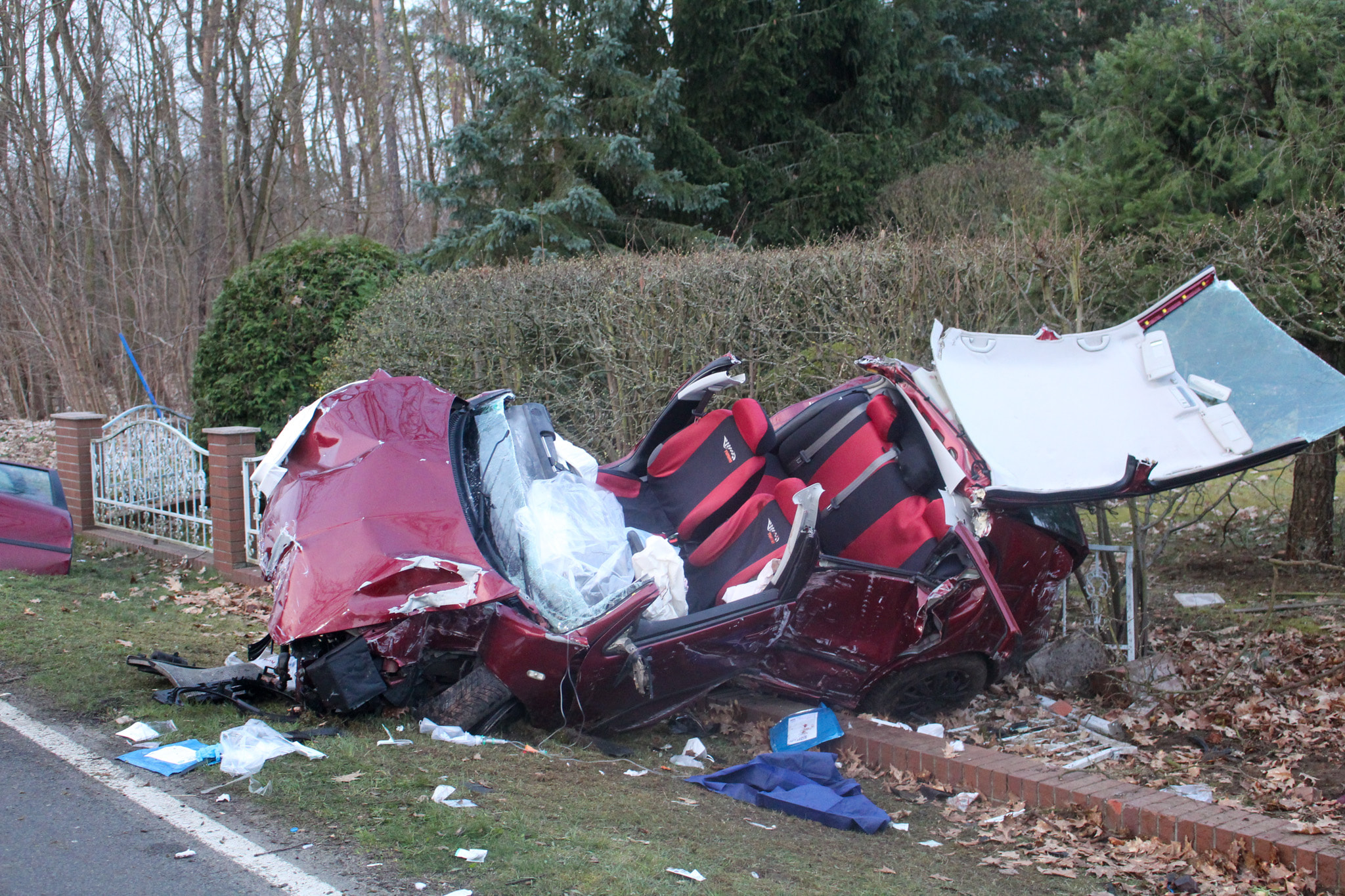 ein rotes Auto überschlägt sich.