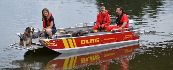 DLRG Wasserboot auf dem Wasser.