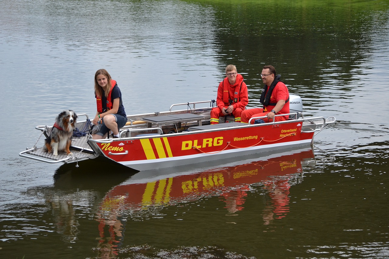 DLRG Wasserboot auf dem Wasser.