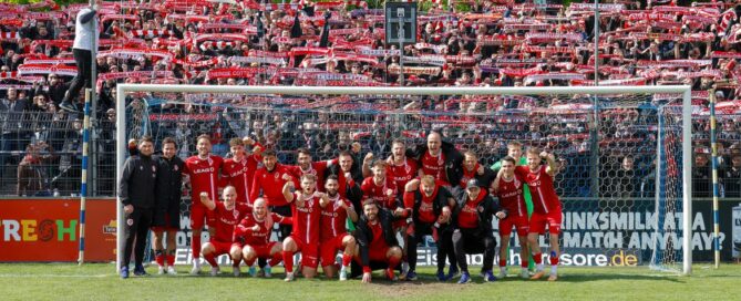 Das Foto zeigt die Mannschaft des FC Energie Cottbus im Tor von Babelsberg.