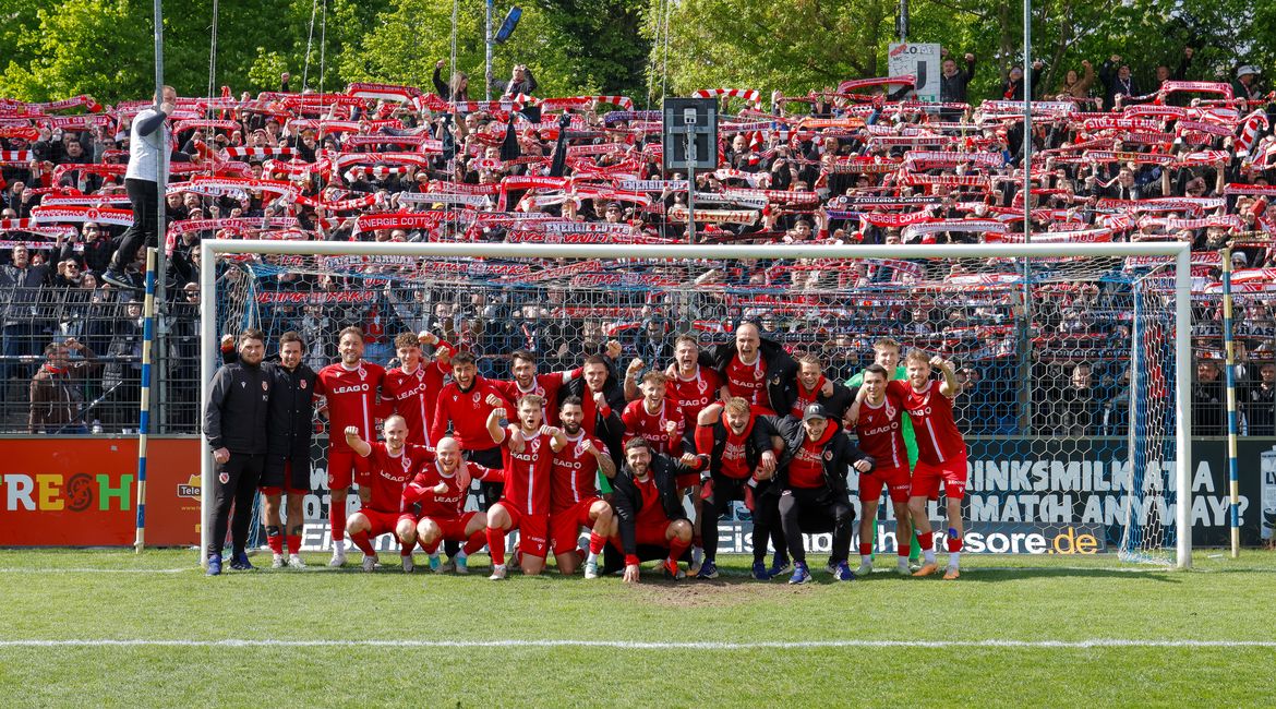 Das Foto zeigt die Mannschaft des FC Energie Cottbus im Tor von Babelsberg.