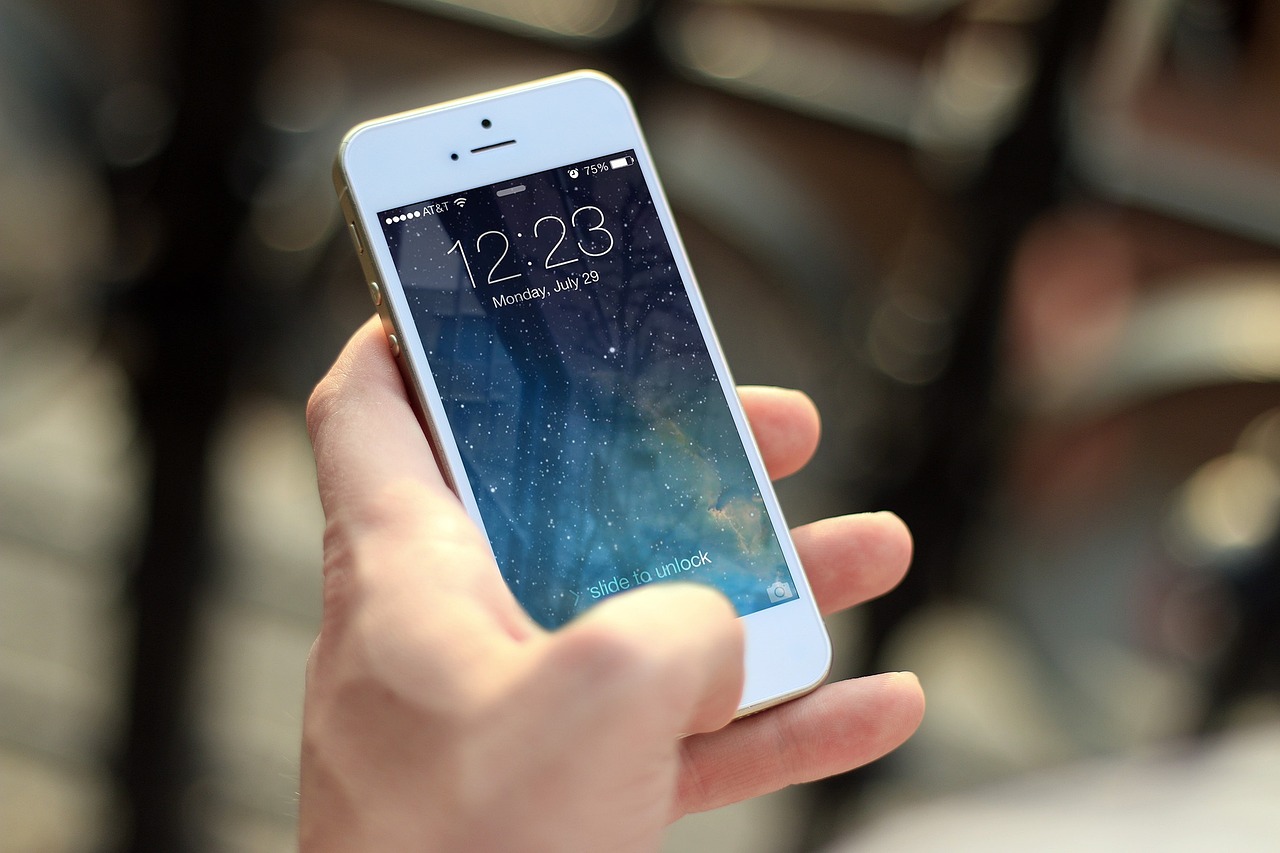 iphone-410324_1280 Ein Handy wird in der Hand gehalten