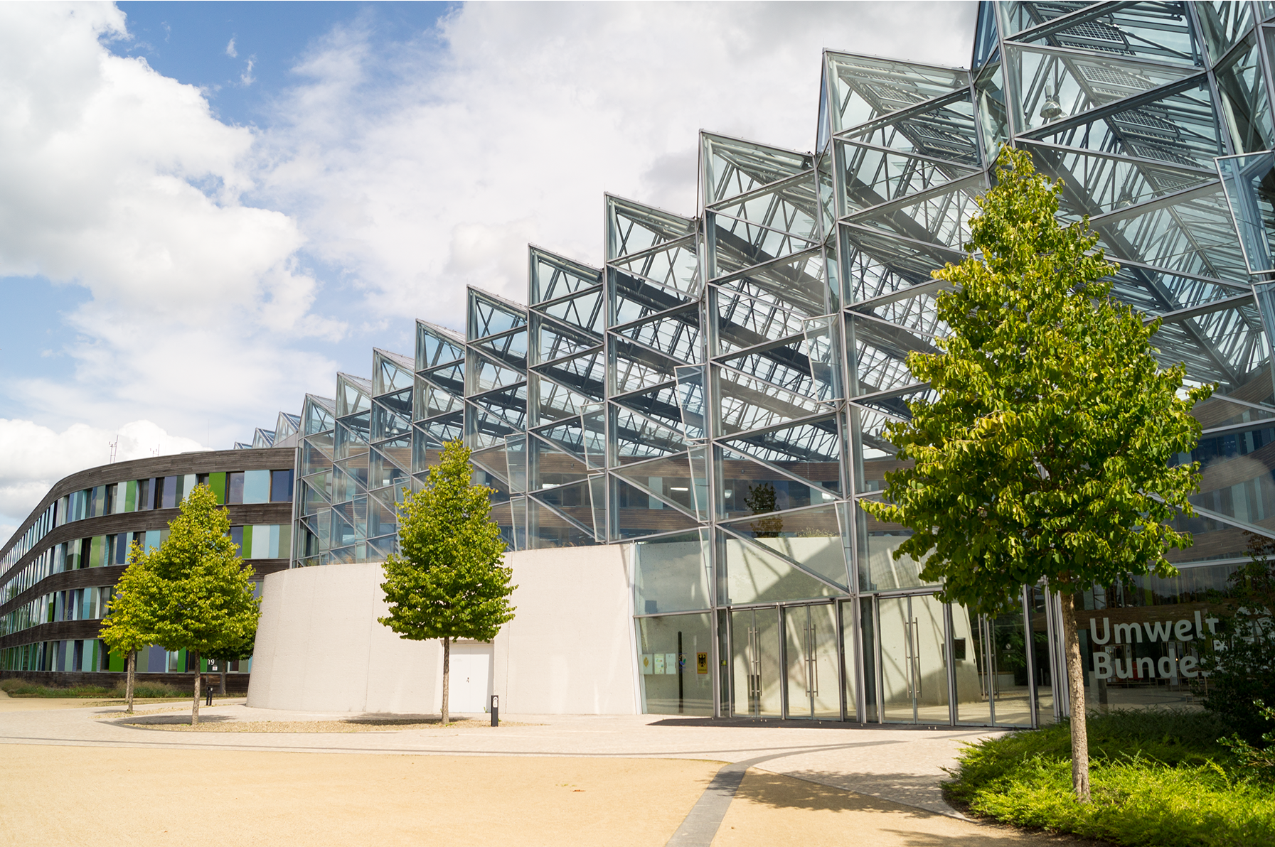 Lichtdurchflutetes Gebäude mit Bäumen