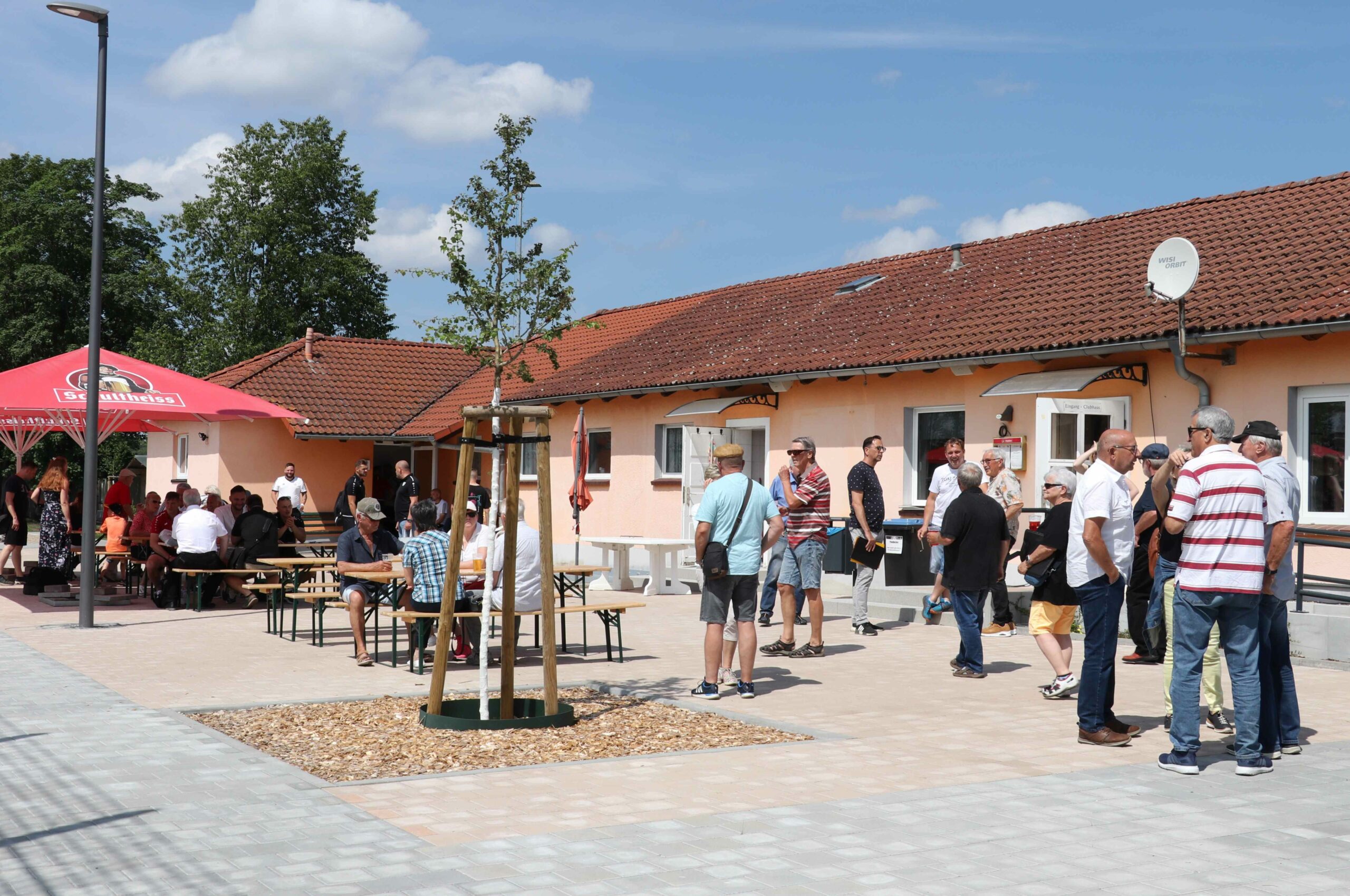 20240526_93_SZ_Kaltenborn_Vereinshaus_©StadtGuben_Lehmann (2) Vereinsheim mit Menschen davor