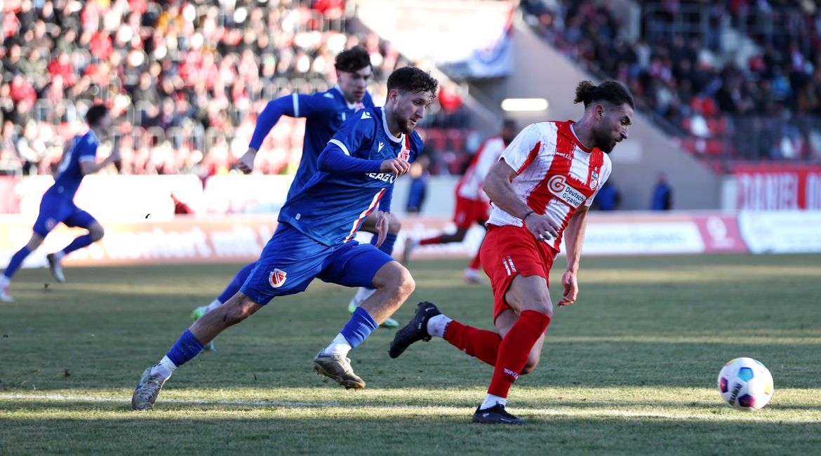 2024_05_23_romario_hajrulla Fußballspieler von Energie Cottbus spielen am Ball