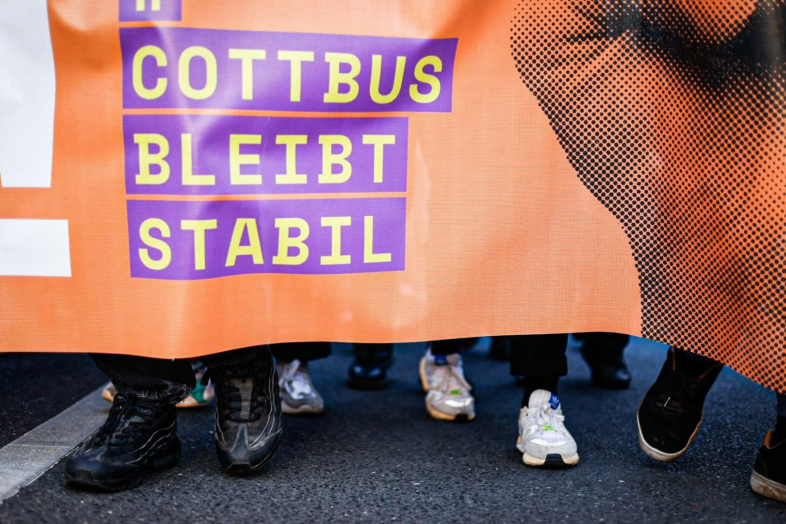 21r3HTn3 Orangenes Plakat mit der Aufschrift Cottbus bleibt stabil