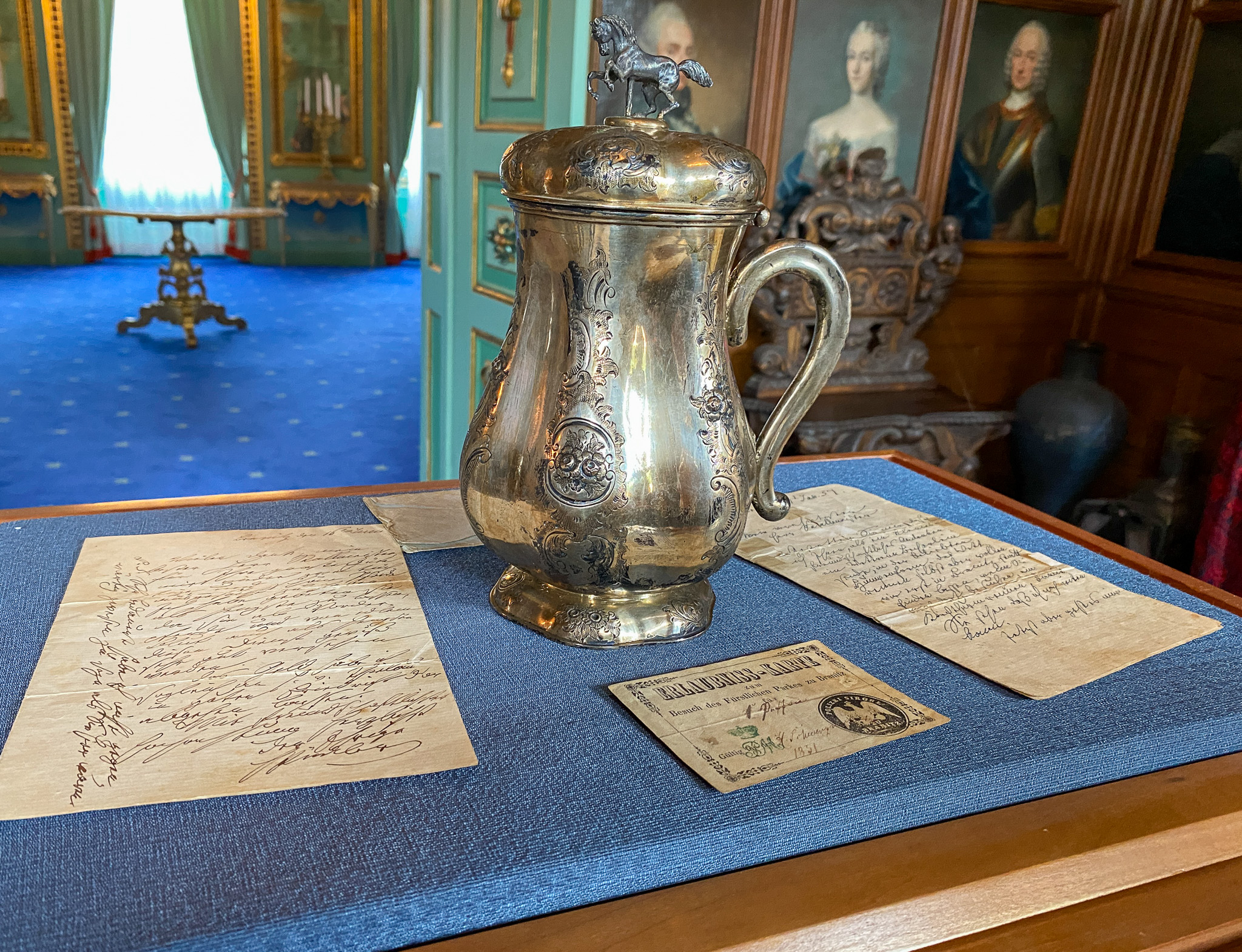 Bierkrug samt Dankesbrief und Eintrittskarte_SFPM Goldener historischer Bierkrug steht auf dem Tisch